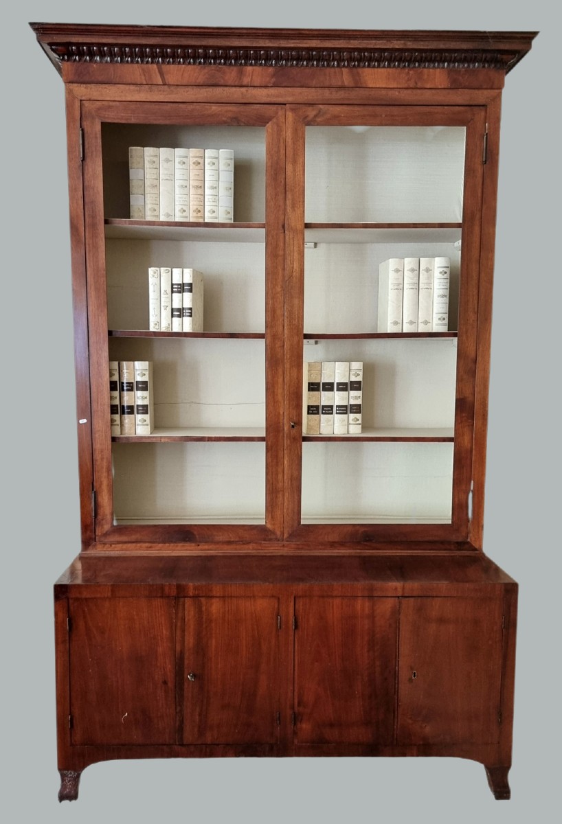Coppia di credenze librerie a due corpi in noce intagliato – Veneto, primi decenni del XIX seco
