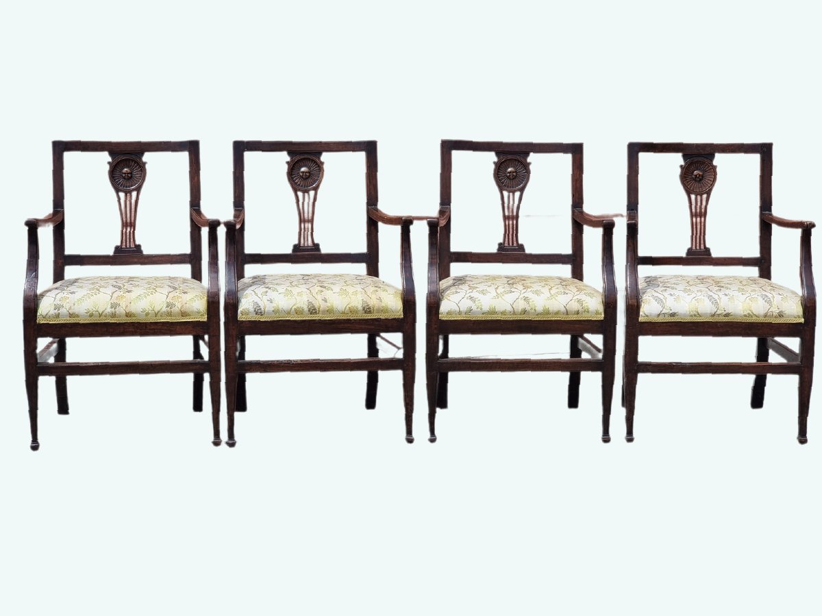 Set di quattro poltrone Luigi XVI in noce intagliato – Italia settentrionale, circa 1760–1770-photo-1