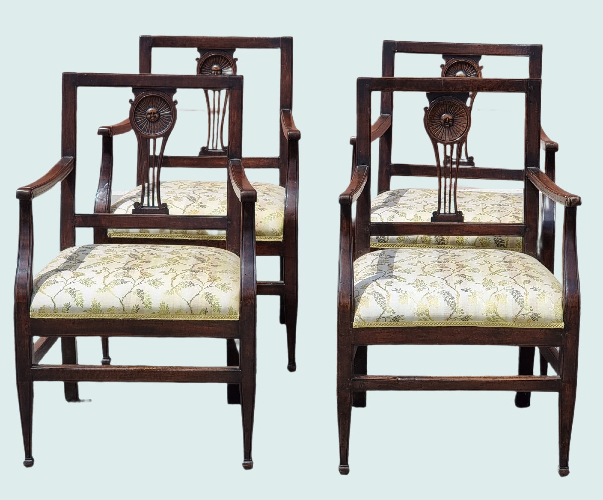 Set di quattro poltrone Luigi XVI in noce intagliato – Italia settentrionale, circa 1760–1770