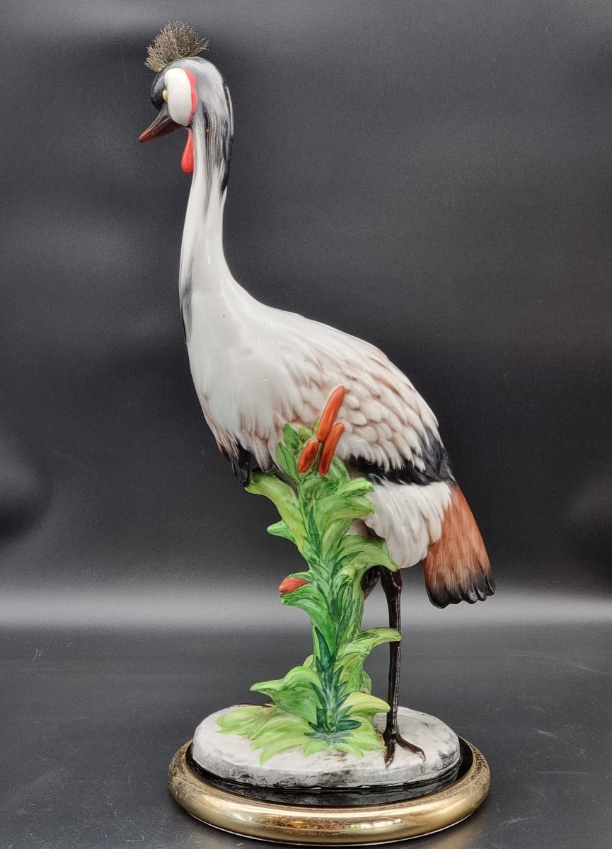 Grande scultura in ceramica smaltata raffigurante una gru coronata-photo-2