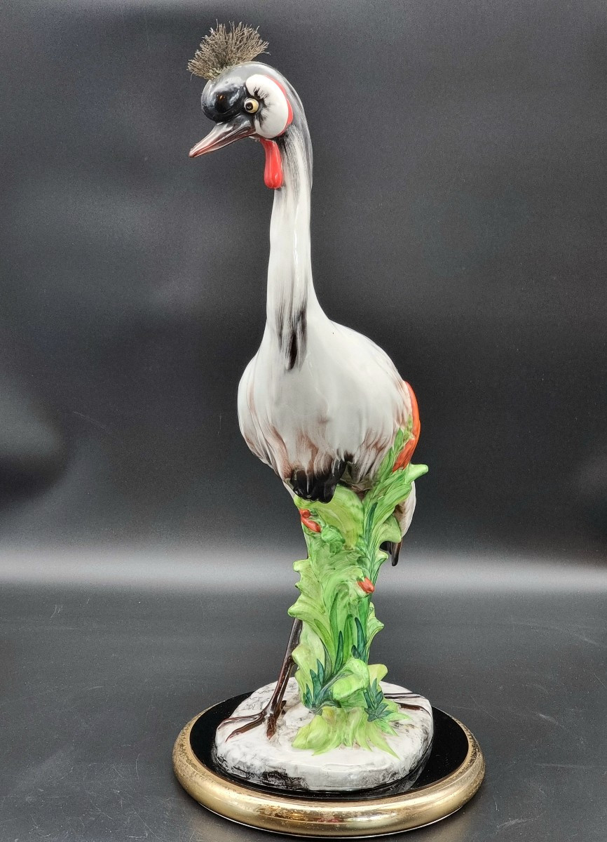 Grande scultura in ceramica smaltata raffigurante una gru coronata