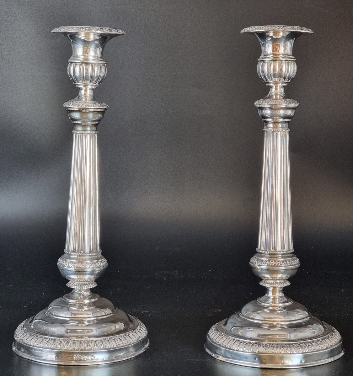 Coppia di candelieri in argento, stile neoclassico – inizi XX secolo