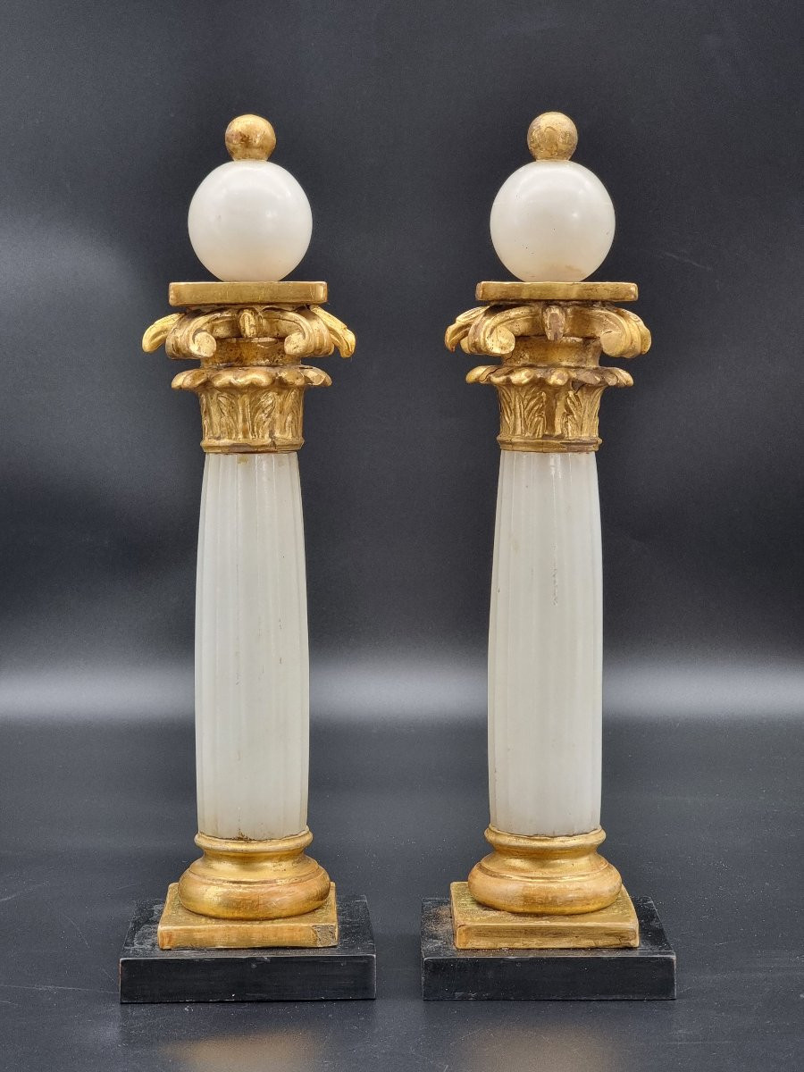 Coppia di eleganti colonne neoclassiche in alabastro e legno dorato, inizi XIX secolo-photo-1