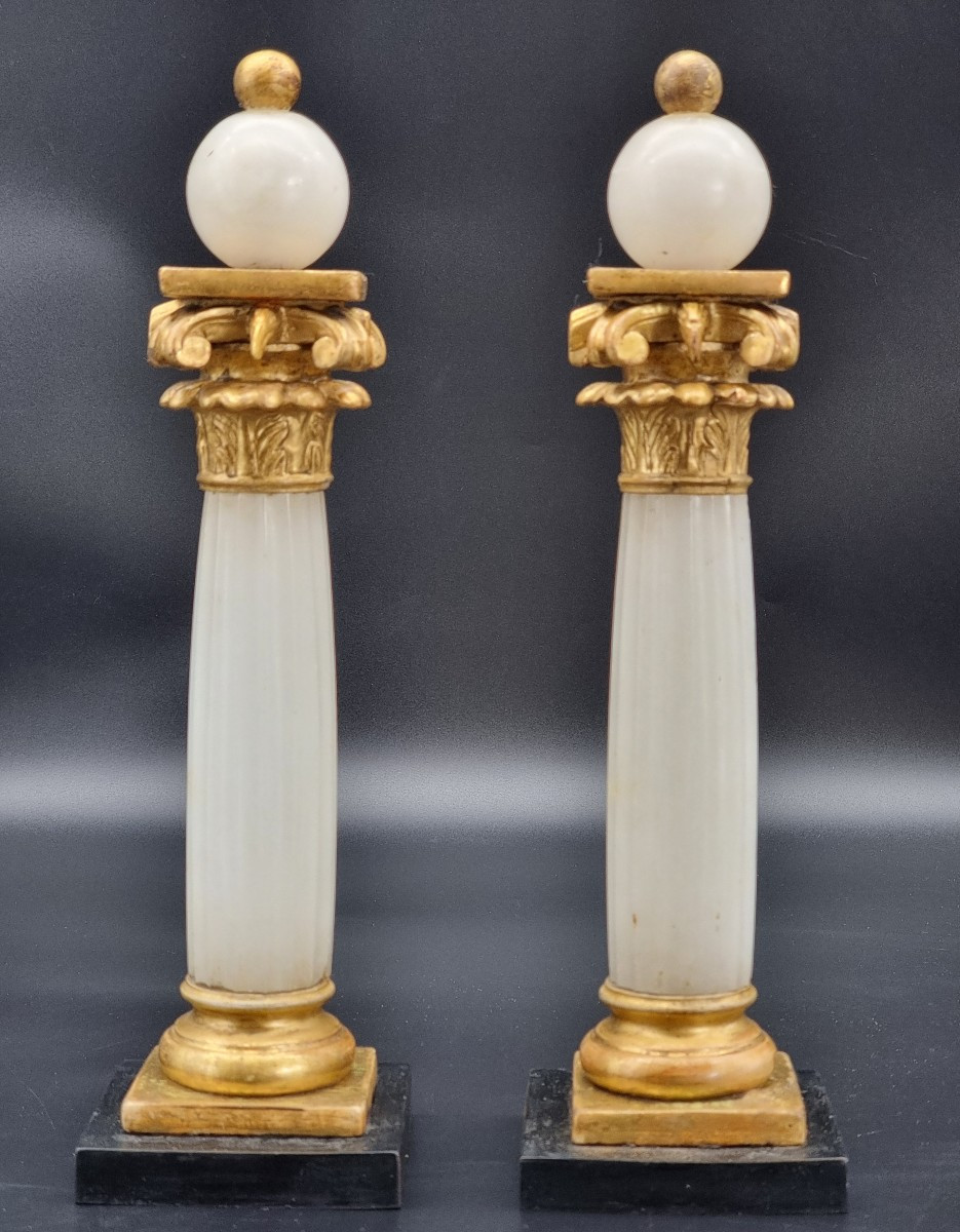 Coppia di eleganti colonne neoclassiche in alabastro e legno dorato, inizi XIX secolo