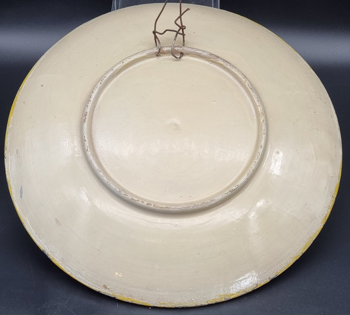 Grande piatto da parata in maiolica decorata a grottesche, con stemma nobiliare – Italia centra-photo-2