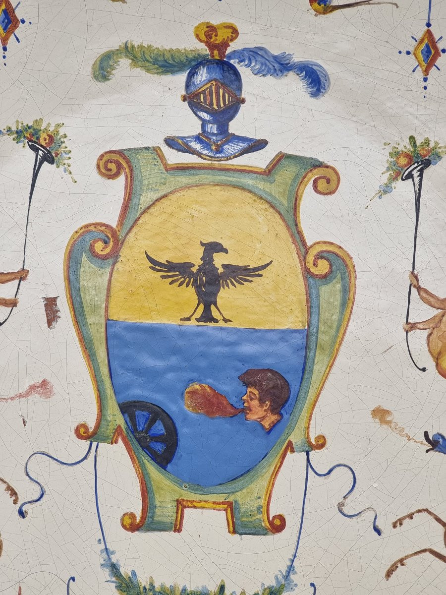 Grande piatto da parata in maiolica decorata a grottesche, con stemma nobiliare – Italia centra-photo-4