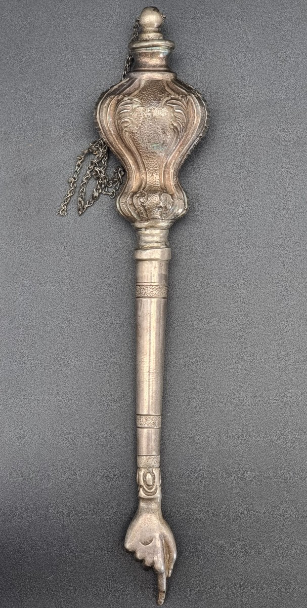 Yad da Torah antica in argento cesellato, probabile produzione russa, fine XIX secolo – 22 cm, 
