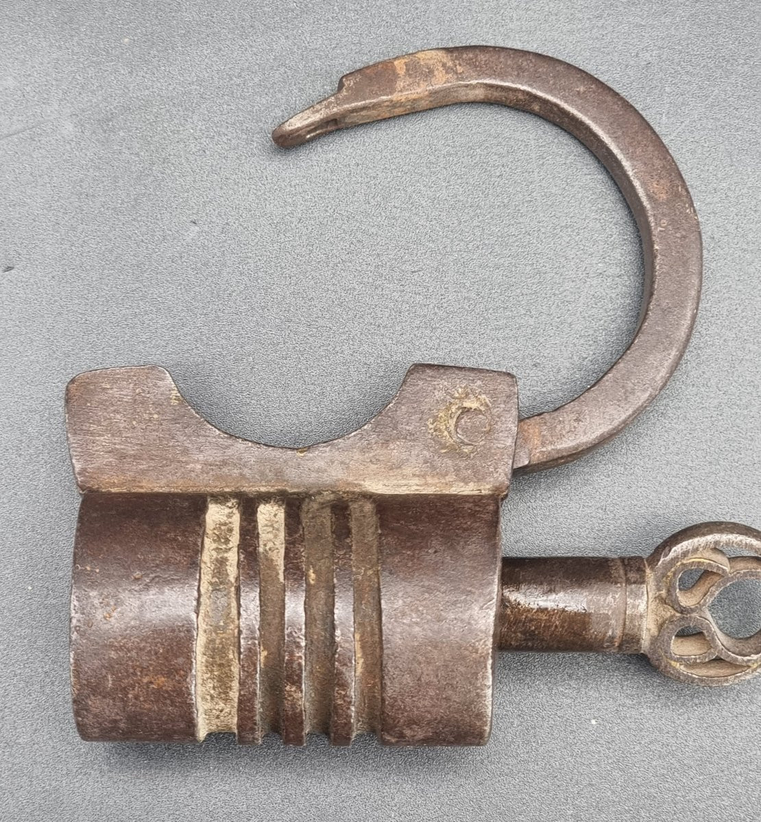 Lucchetto tedesco in ferro battuto con chiave originale – XVIII secolo-photo-2