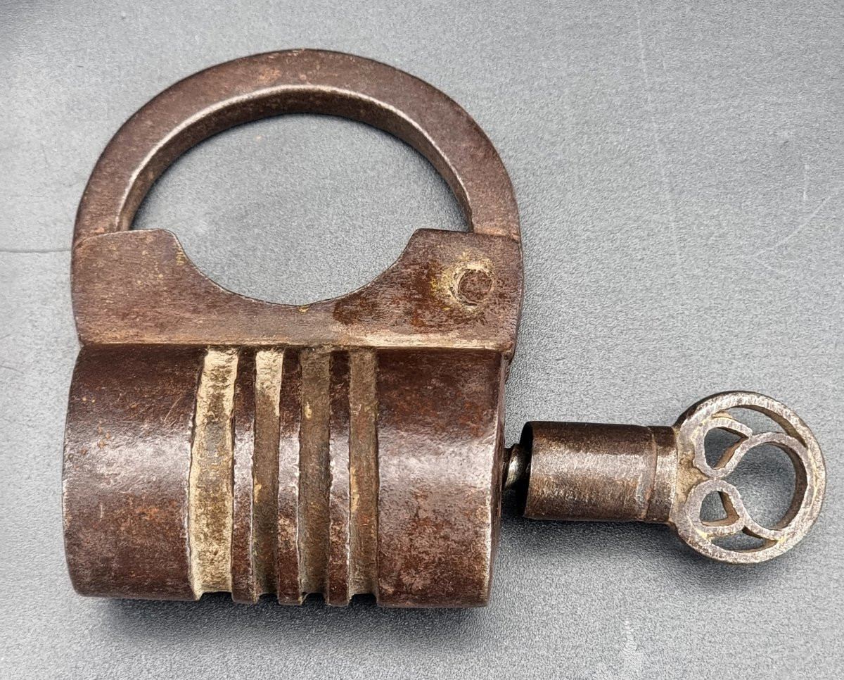 Lucchetto tedesco in ferro battuto con chiave originale – XVIII secolo-photo-2