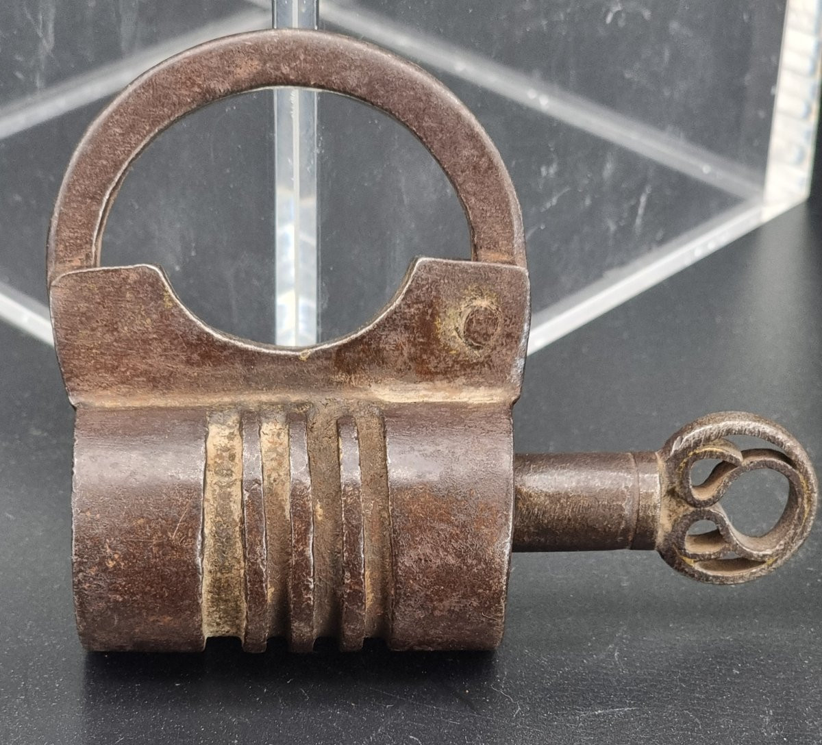 Lucchetto tedesco in ferro battuto con chiave originale – XVIII secolo-photo-3