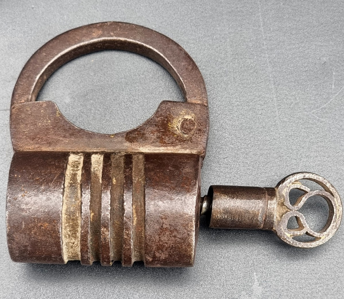 Lucchetto tedesco in ferro battuto con chiave originale – XVIII secolo