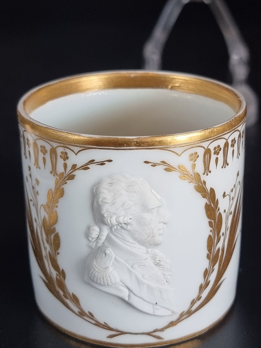 Coppia di tazzine in porcellana Meissen con piattini, fine XIX – inizio XX secolo-photo-2