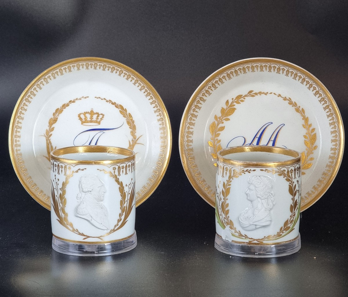 Coppia di tazzine in porcellana Meissen con piattini, fine XIX – inizio XX secolo