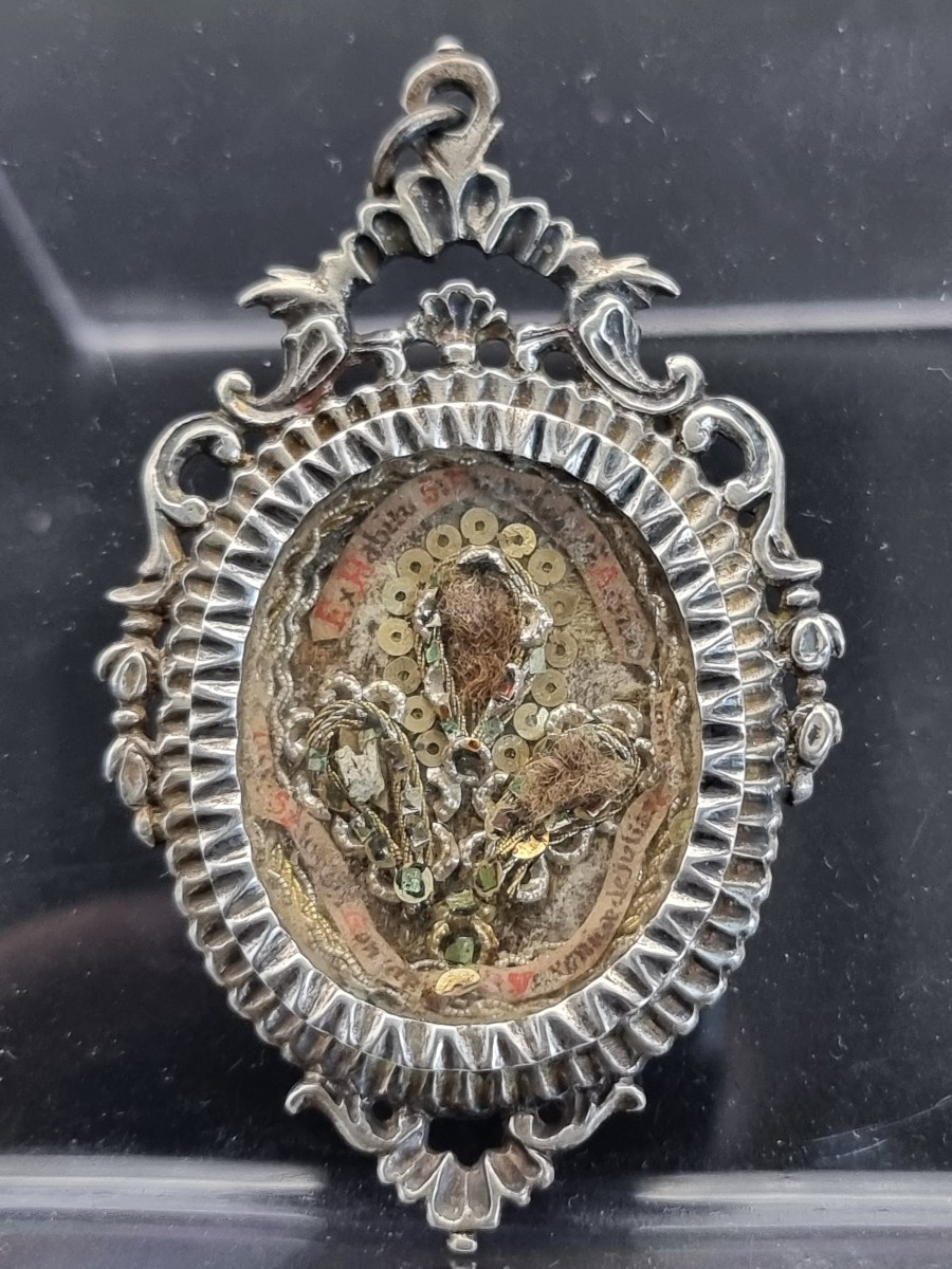 Reliquiario pendente in argento con tre reliquie, Italia, XVIII secolo