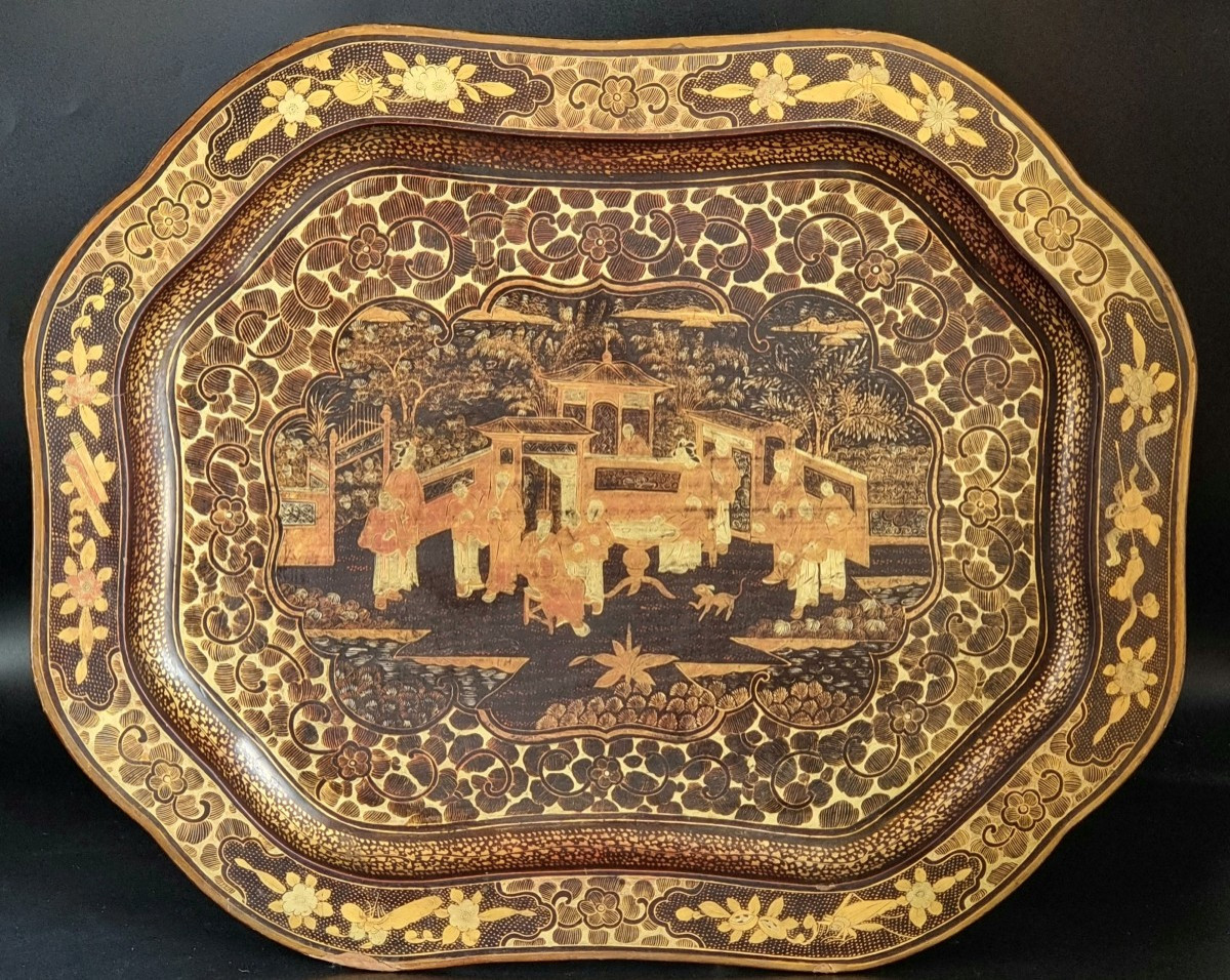 Vassoio in lacca orientale dipinto a mano con scene di genere, fine XIX – inizi XX secolo