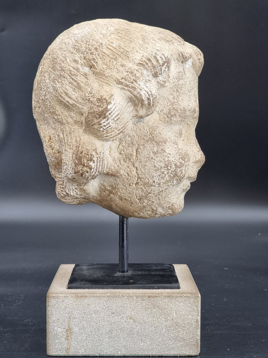 Testa di putto in pietra calcarea, su base moderna-photo-2