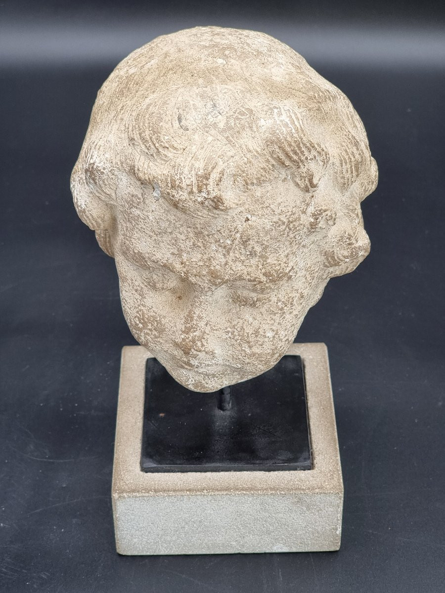 Testa di putto in pietra calcarea, su base moderna-photo-1