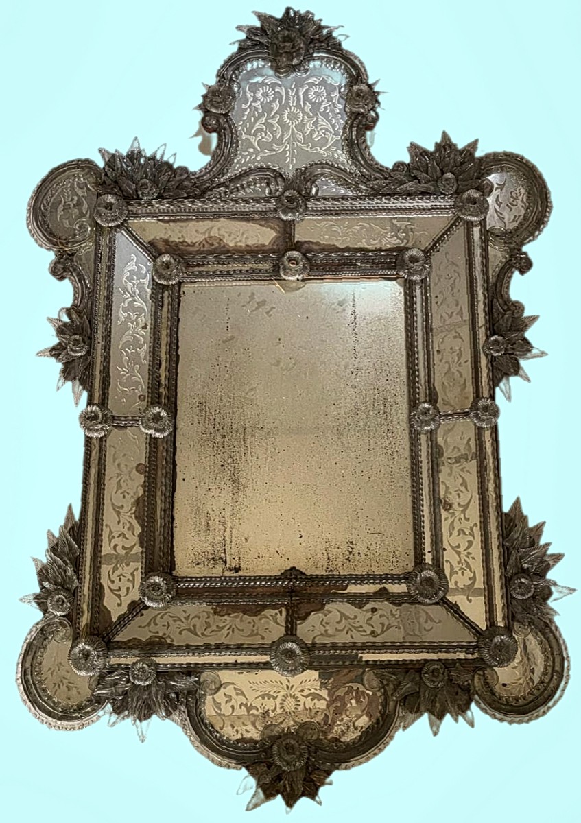 Specchiera veneziana in vetro inciso con fiori applicati, fine XIX – inizi XX secolo