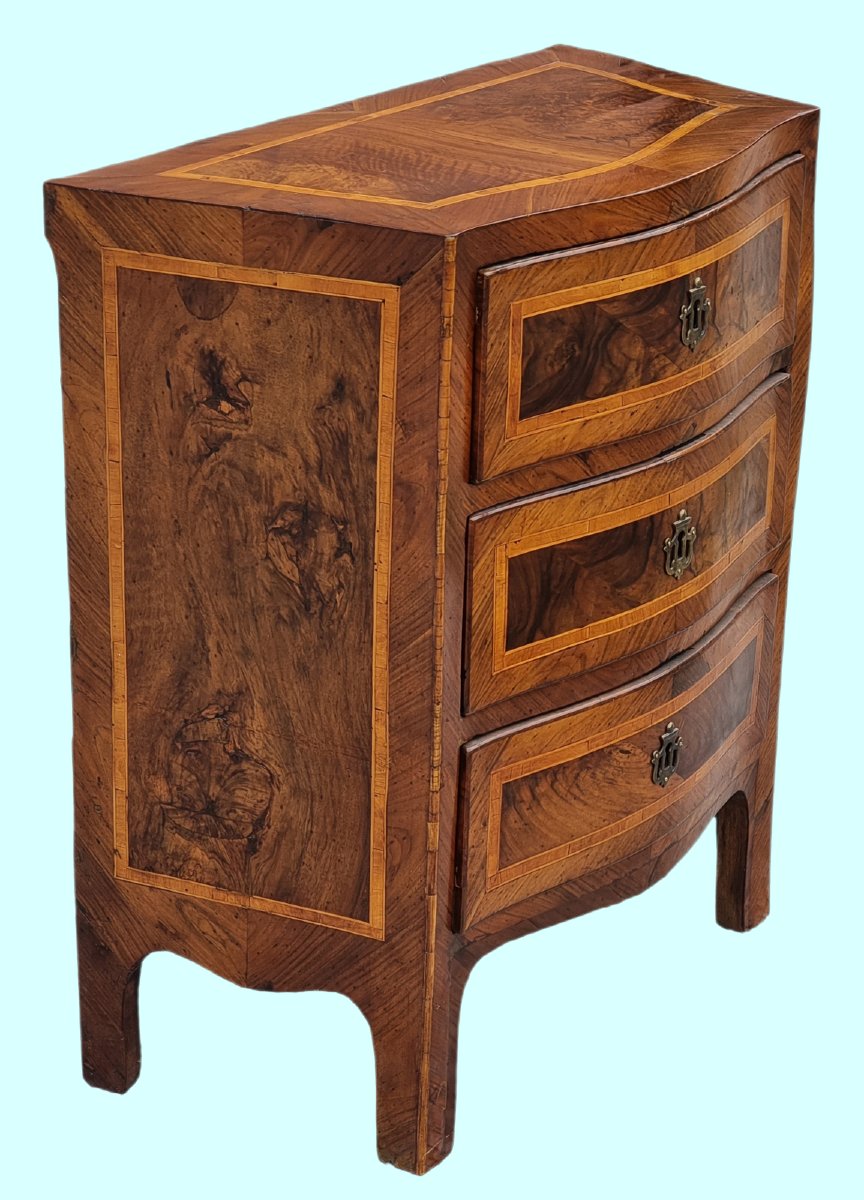 Comodino sagomato a tre cassetti in noce con filettature in bois de rose – Italia centrale, met-photo-2