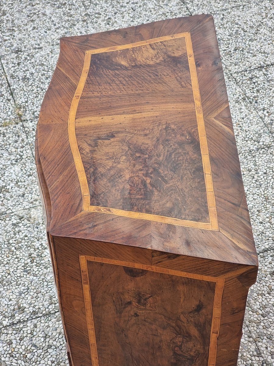 Comodino sagomato a tre cassetti in noce con filettature in bois de rose – Italia centrale, met-photo-4