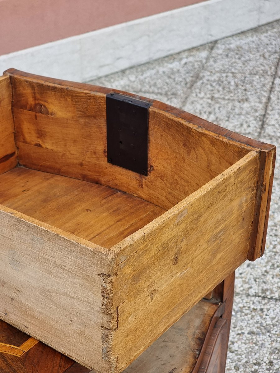 Comodino sagomato a tre cassetti in noce con filettature in bois de rose – Italia centrale, met-photo-1