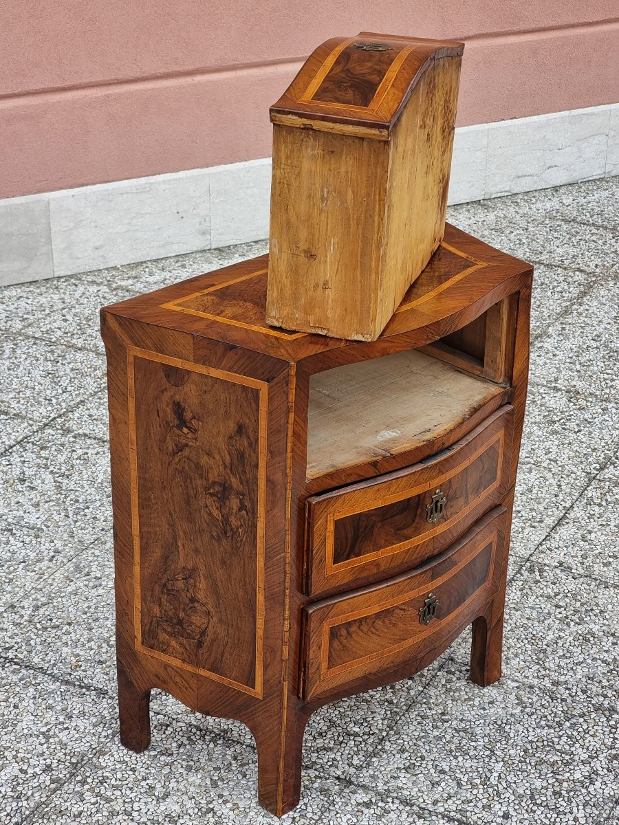 Comodino sagomato a tre cassetti in noce con filettature in bois de rose – Italia centrale, met-photo-2