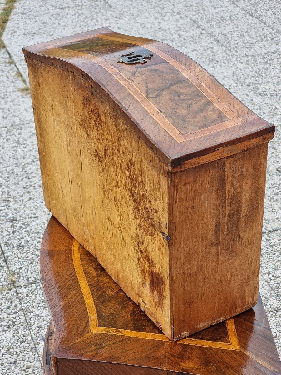 Comodino sagomato a tre cassetti in noce con filettature in bois de rose – Italia centrale, met-photo-3