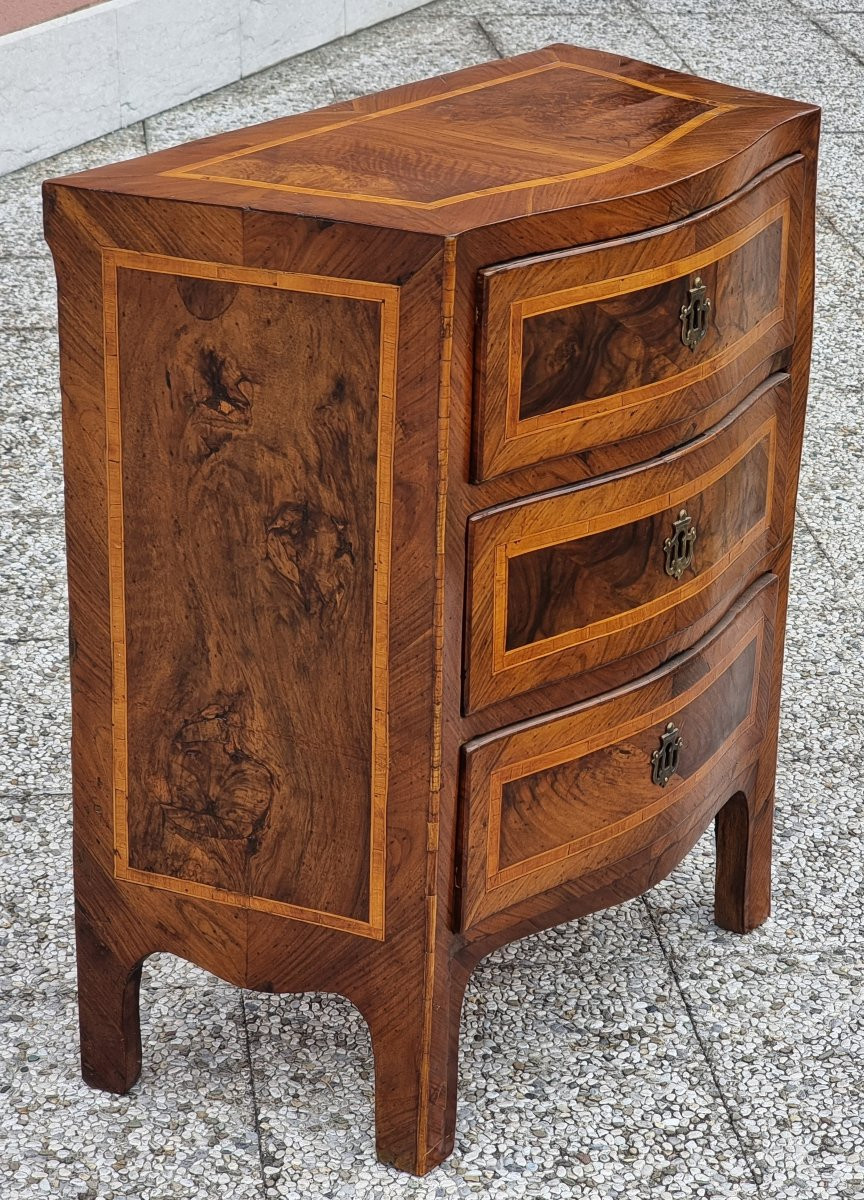 Comodino sagomato a tre cassetti in noce con filettature in bois de rose – Italia centrale, met-photo-5