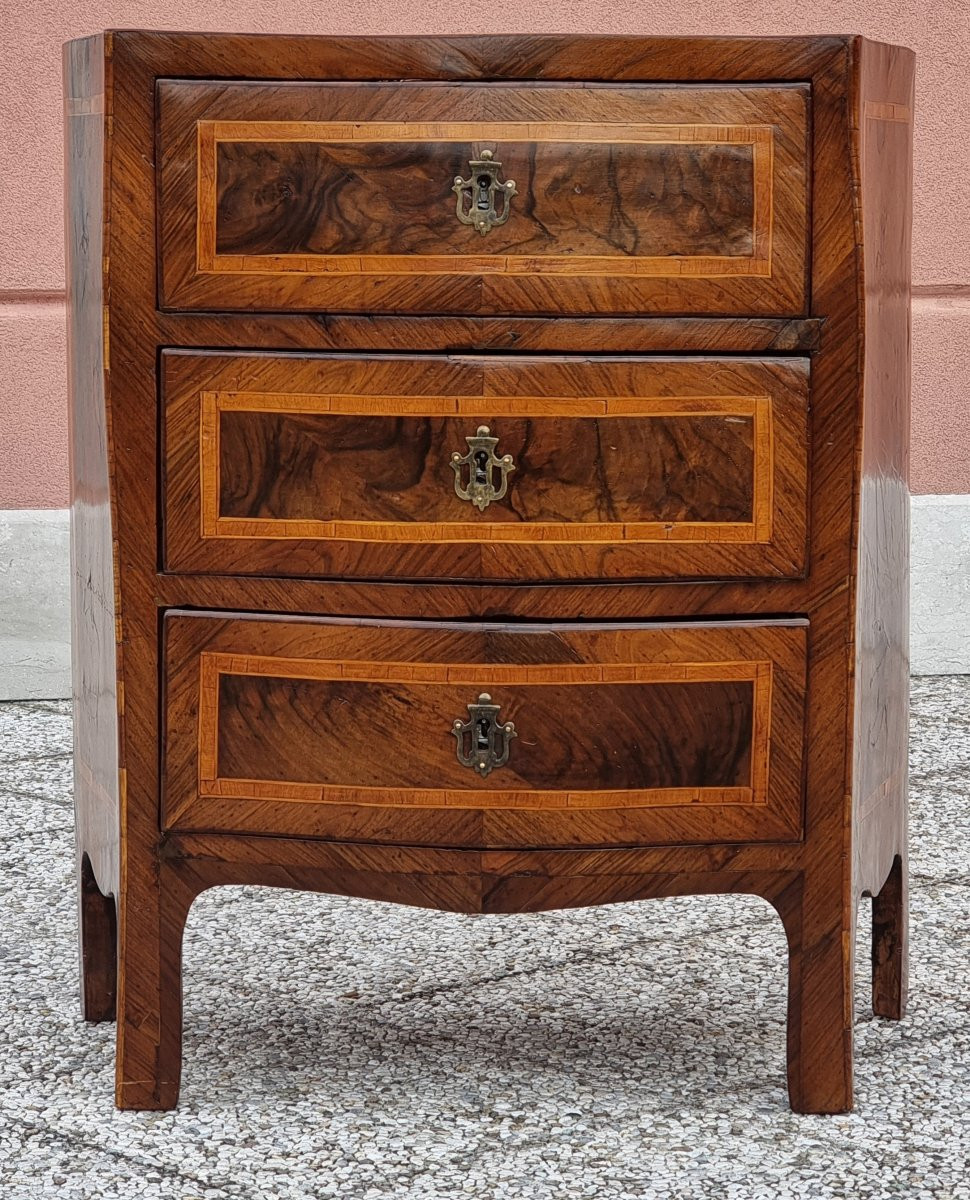 Comodino sagomato a tre cassetti in noce con filettature in bois de rose – Italia centrale, met-photo-6