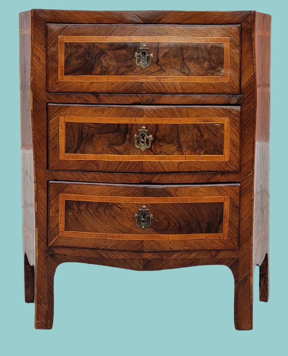 Comodino sagomato a tre cassetti in noce con filettature in bois de rose – Italia centrale, met