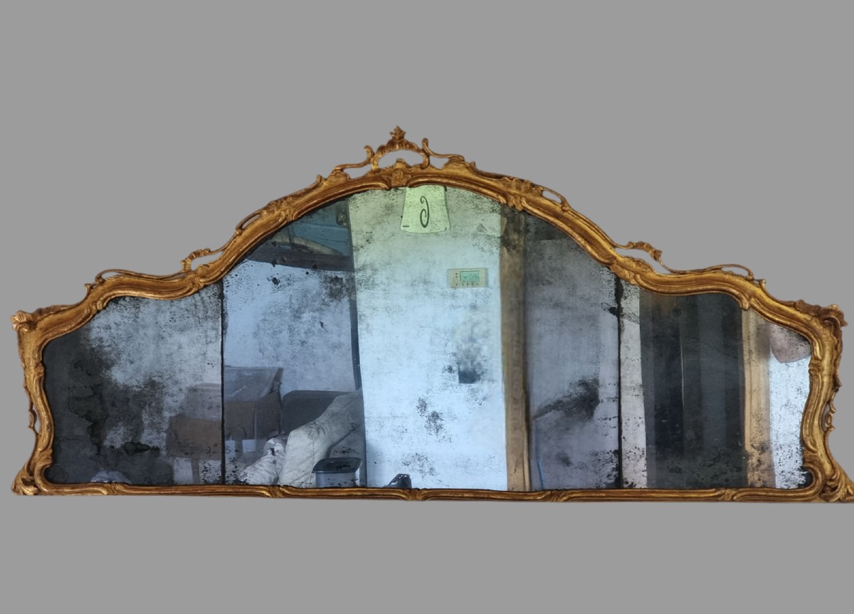 Specchiera veneziana da caminiera, XVIII secolo, intagliata e dorata a foglia d’oro