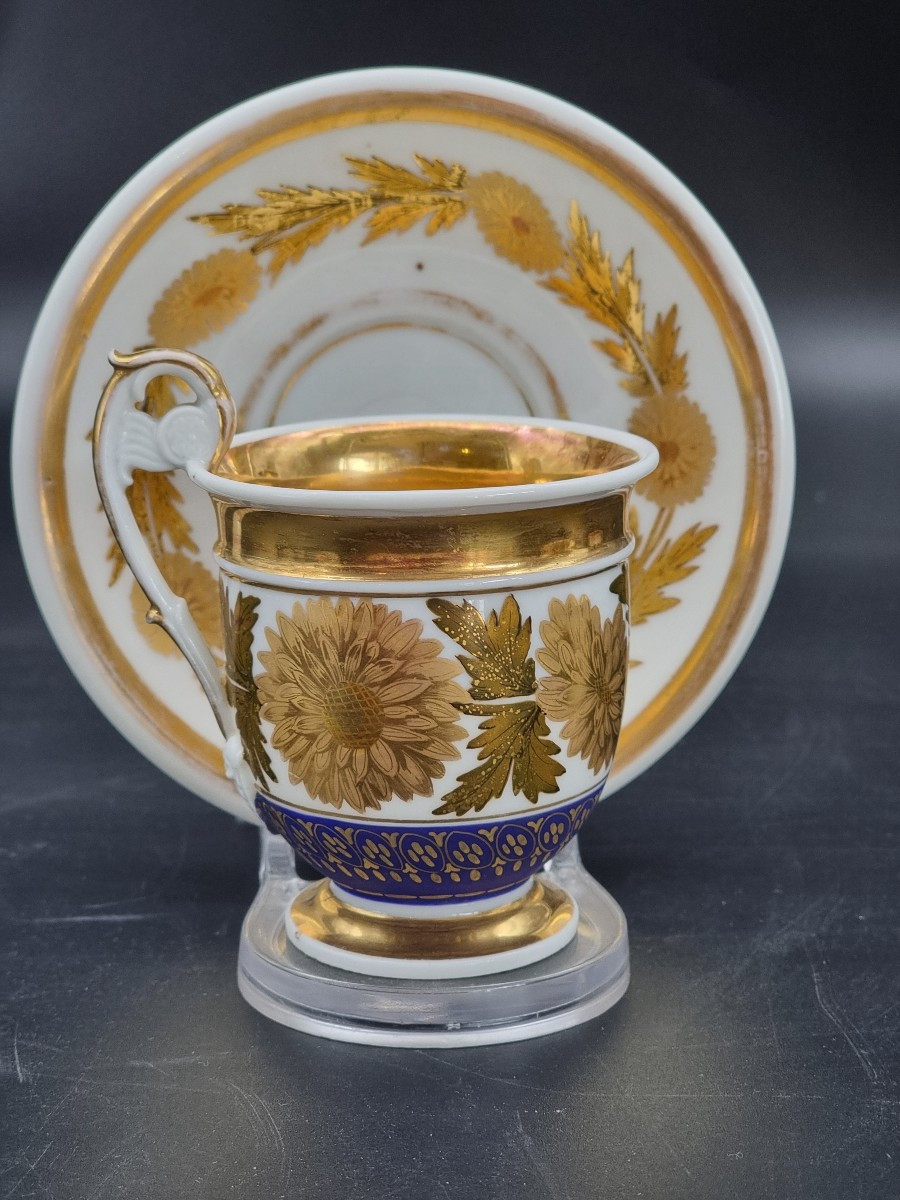 Tazzina da cioccolata in porcellana bianca e oro – Europa, XIX secolo