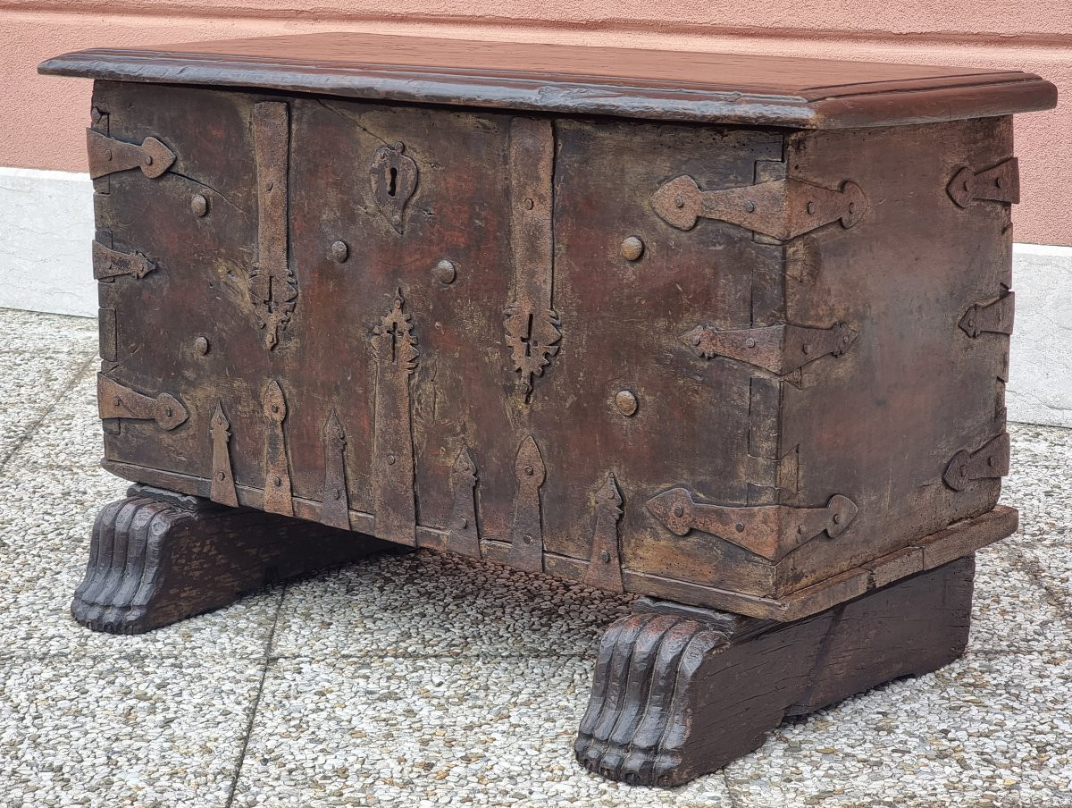 Cassa panca in noce con ferri battuti traforati a croce – Italia settentrionale, fine XVI – ini-photo-2