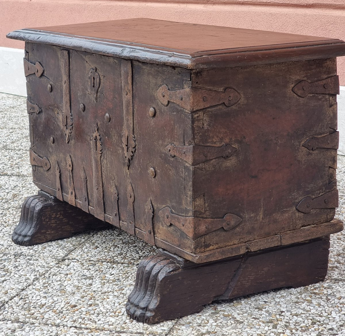 Cassa panca in noce con ferri battuti traforati a croce – Italia settentrionale, fine XVI – ini-photo-4