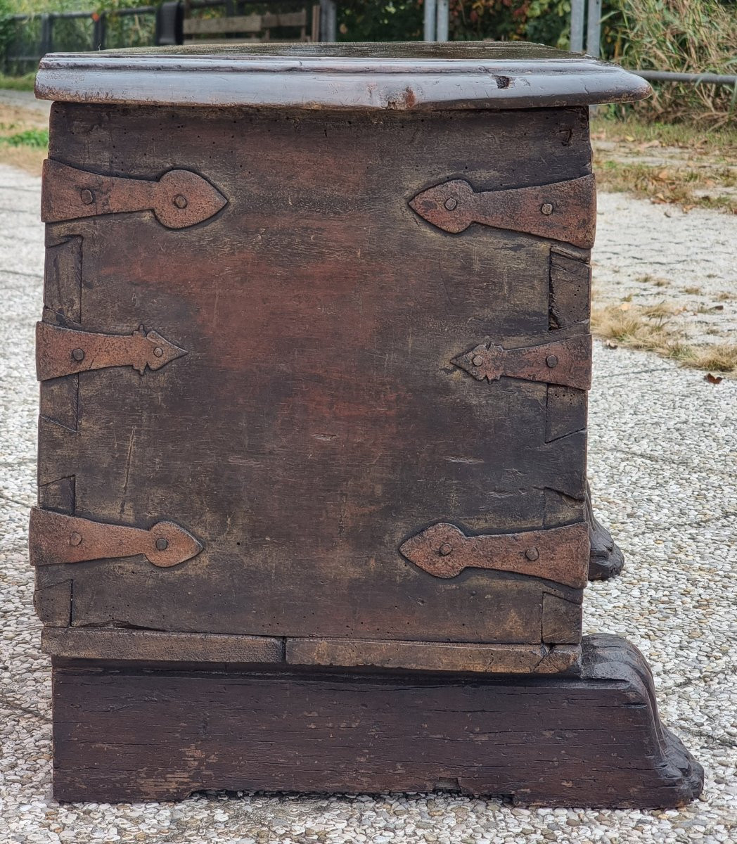 Cassa panca in noce con ferri battuti traforati a croce – Italia settentrionale, fine XVI – ini-photo-1