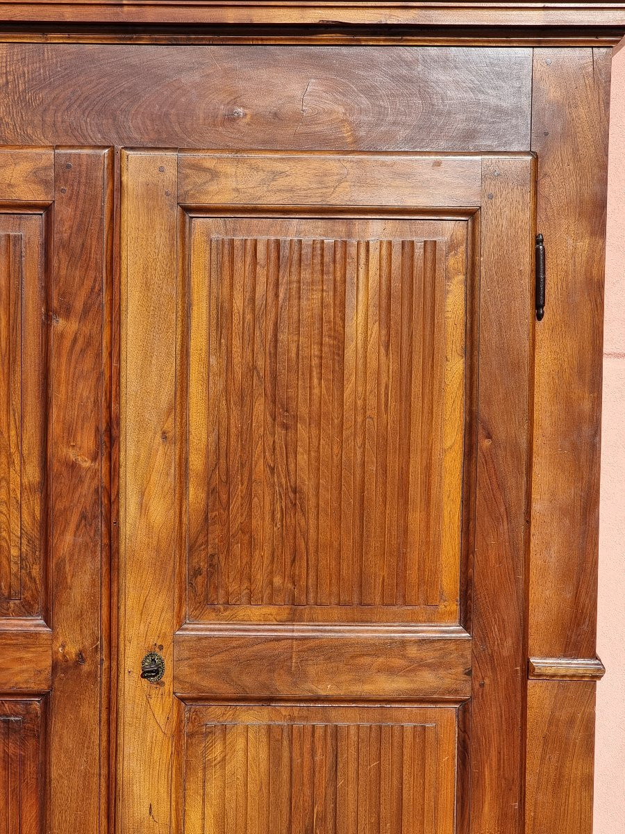 Armadio piemontese in noce con ante scanalate, fine XVIII secolo-photo-1