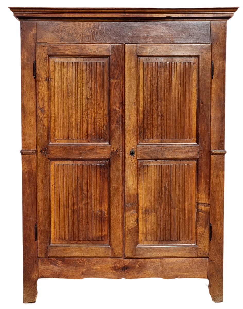Armadio piemontese in noce con ante scanalate, fine XVIII secolo