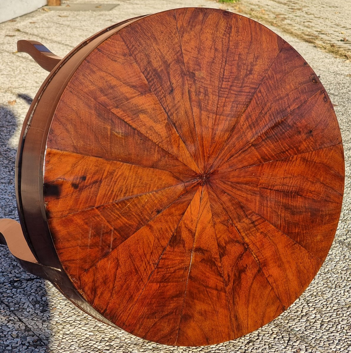 Tavolino veneto a tre gambe in noce, piano intarsiato a spicchi – Inizio XIX secolo-photo-1