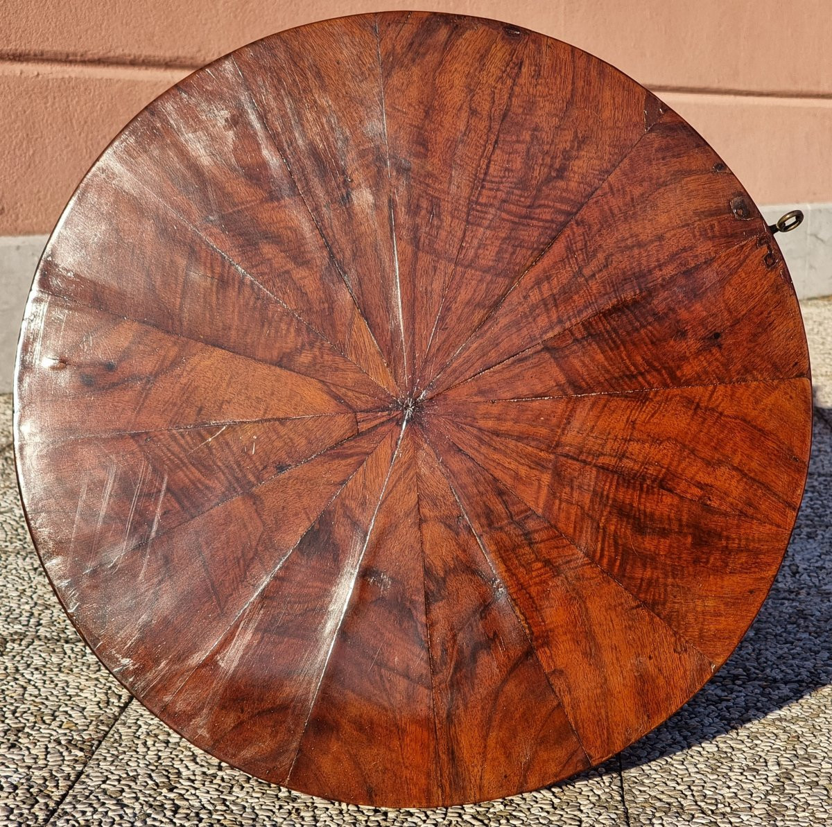 Tavolino veneto a tre gambe in noce, piano intarsiato a spicchi – Inizio XIX secolo-photo-2