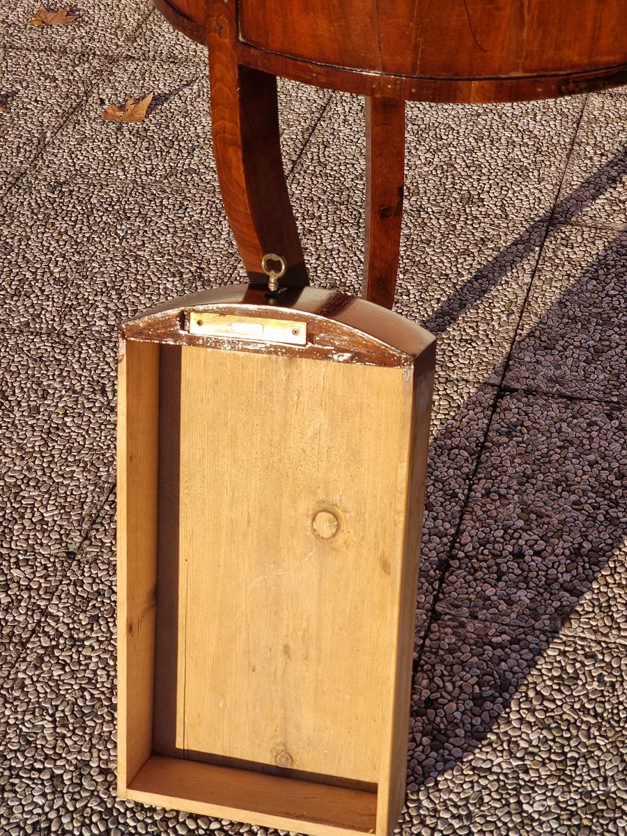 Tavolino veneto a tre gambe in noce, piano intarsiato a spicchi – Inizio XIX secolo-photo-3