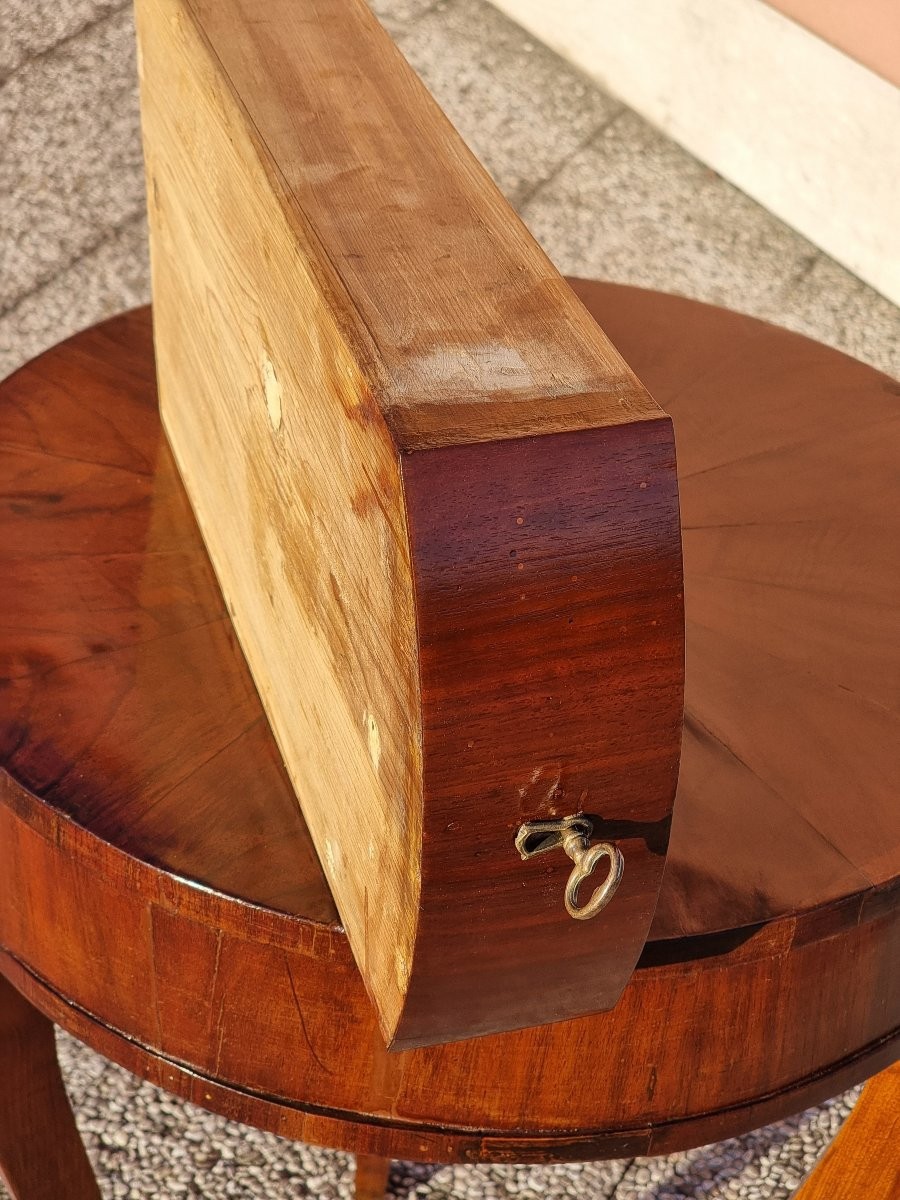 Tavolino veneto a tre gambe in noce, piano intarsiato a spicchi – Inizio XIX secolo-photo-4