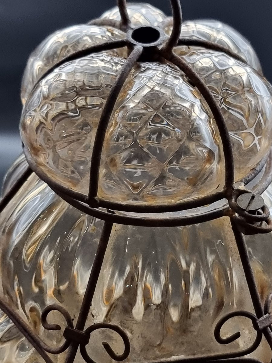 Lanterna veneziana in vetro soffiato ambra fumé e ferro sagomato, metà XX secolo-photo-2