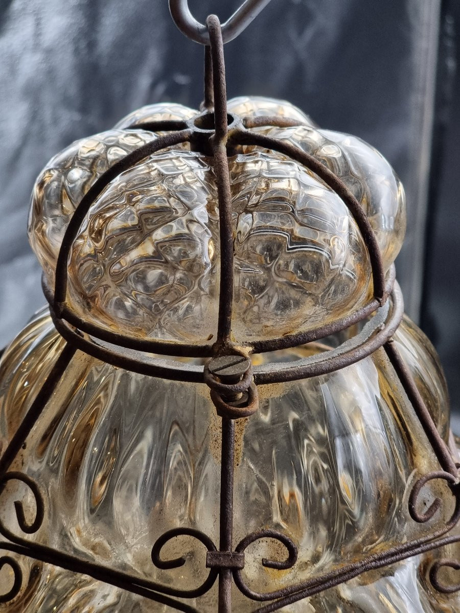 Lanterna veneziana in vetro soffiato ambra fumé e ferro sagomato, metà XX secolo-photo-4