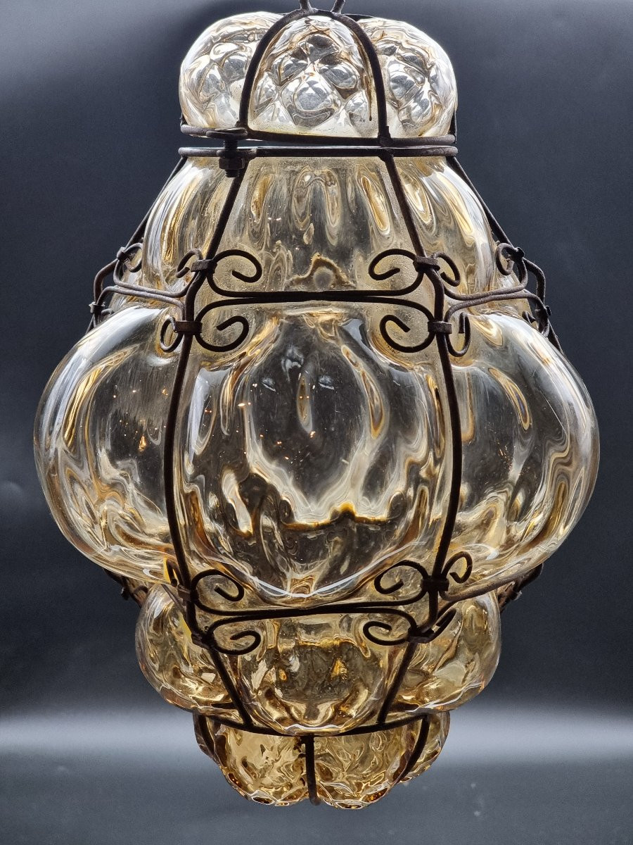 Lanterna veneziana in vetro soffiato ambra fumé e ferro sagomato, metà XX secolo-photo-1
