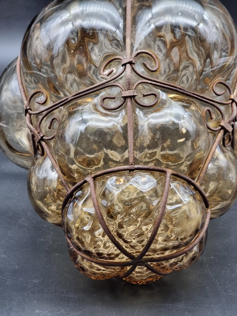 Lanterna veneziana in vetro soffiato ambra fumé e ferro sagomato, metà XX secolo-photo-3