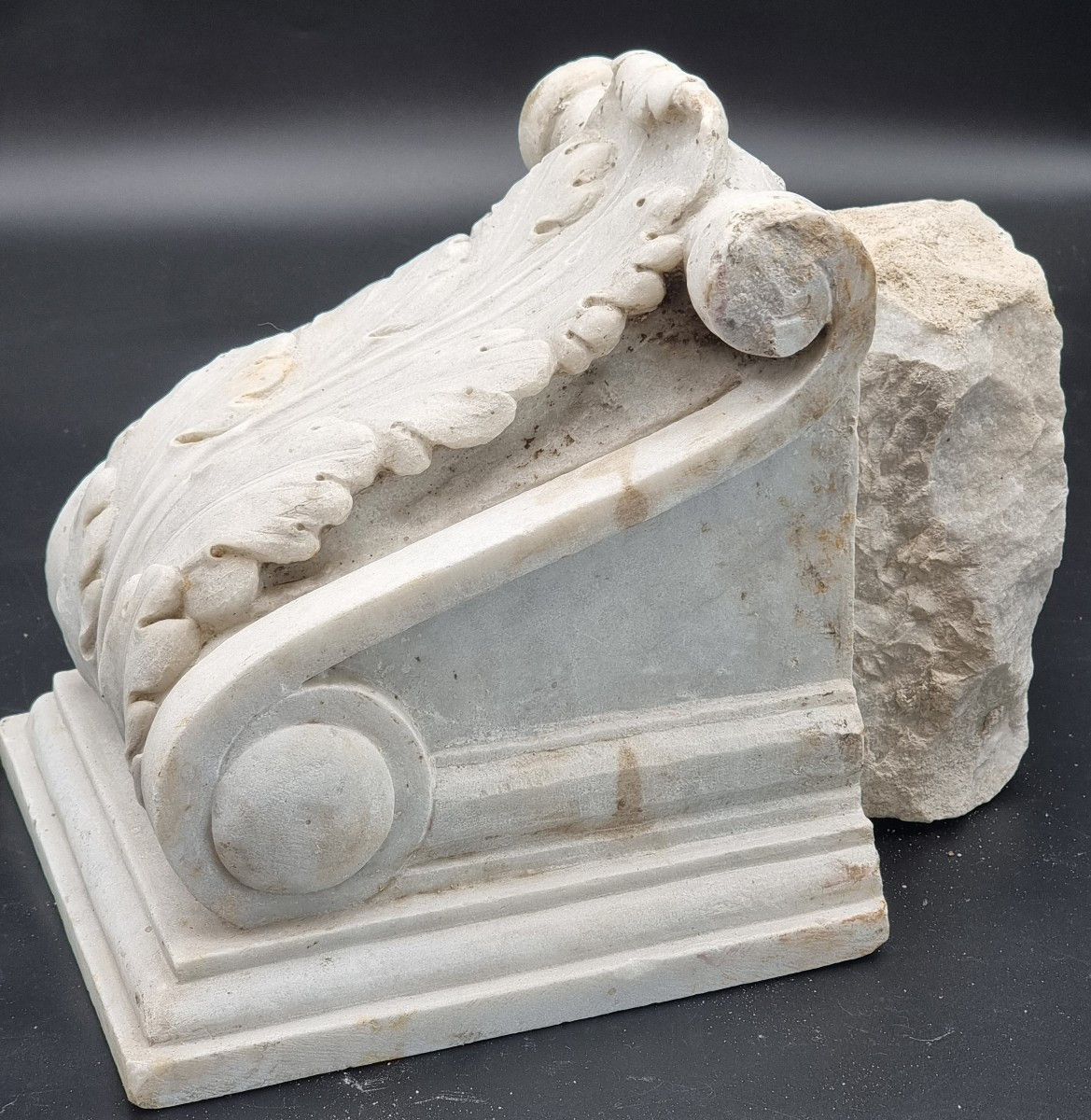 Mensola architettonica in marmo bianco scolpito Italia, XVI–XVII secolo