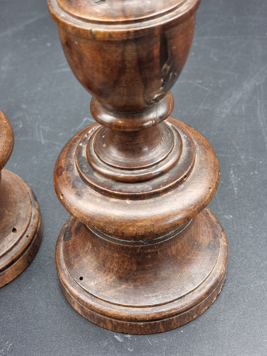 Coppia di candelieri in legno di noce tornito, Italia, XVII secolo-photo-1