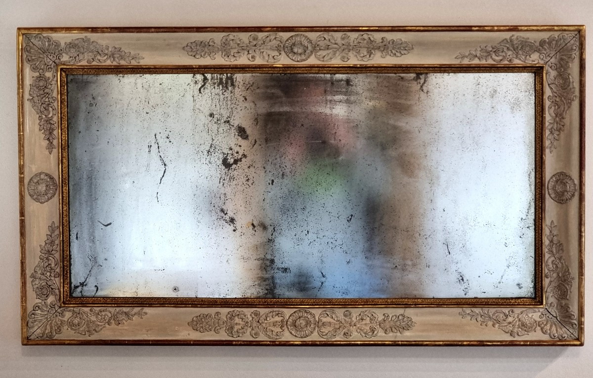 Specchiera Impero francese laccata e dorata con fregi in pastiglia, inizi XIX secolo