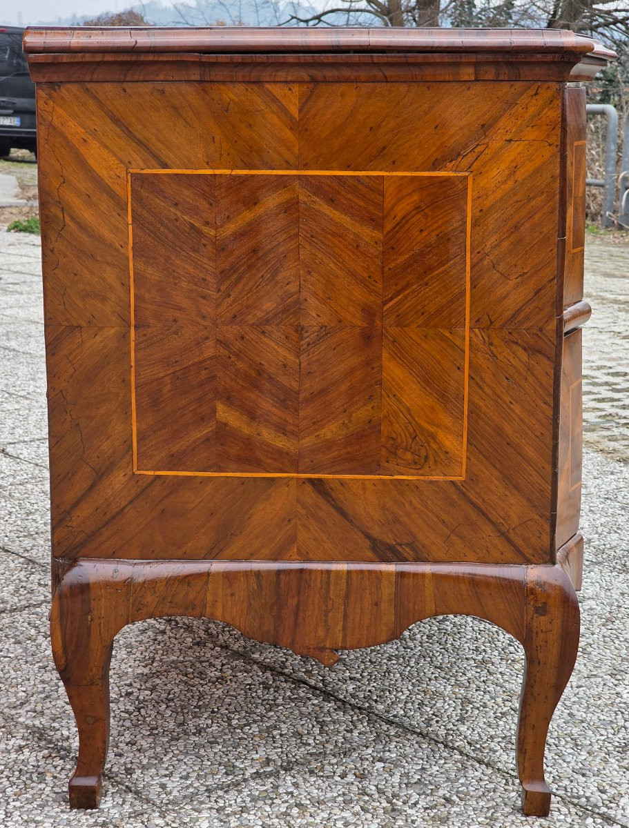 Comò sagomato a due cassetti, ambito veneto, prima metà del XVIII secolo-photo-4