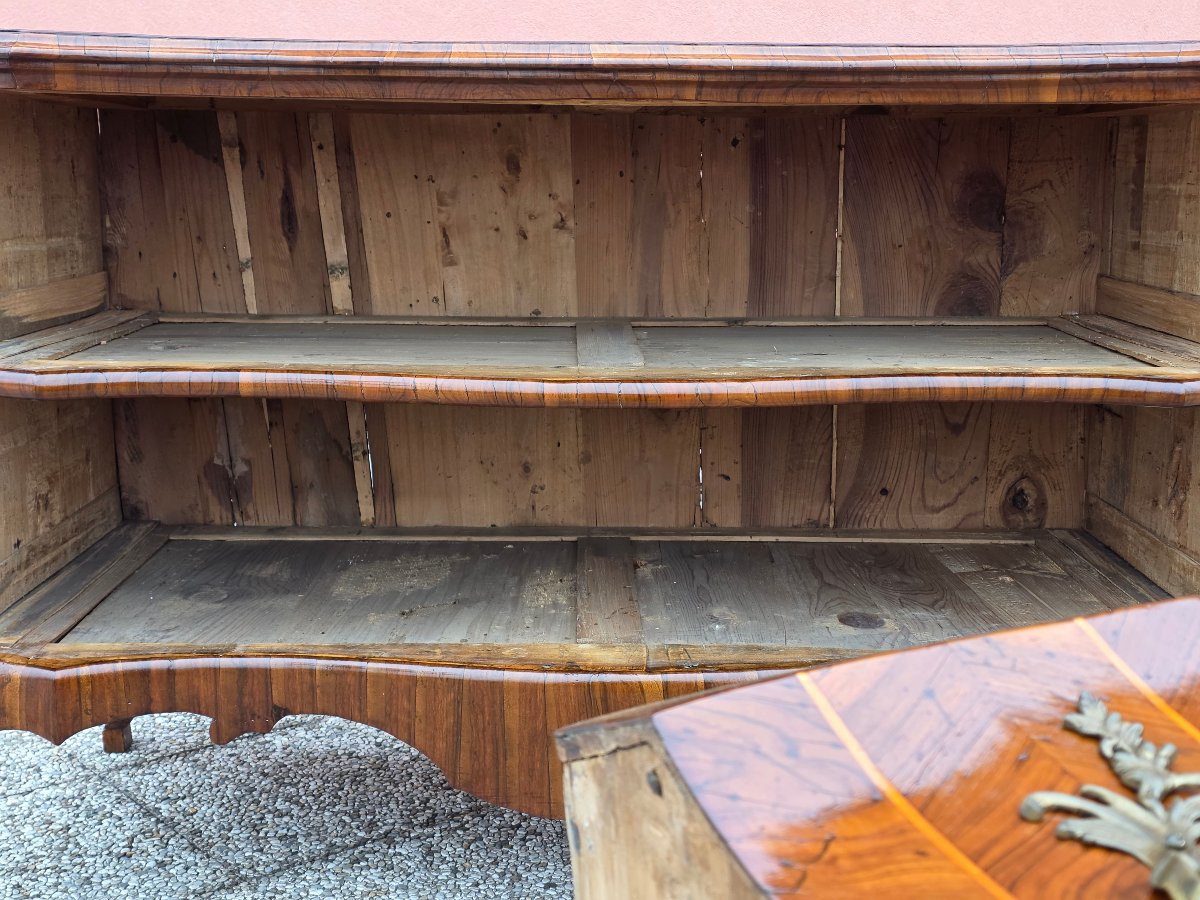 Comò sagomato a due cassetti, ambito veneto, prima metà del XVIII secolo-photo-4